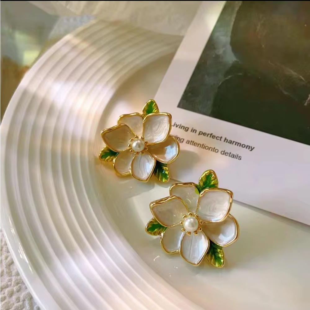 Vintage Design Sweet Flower/Alloy Pearl Enamel Camellia Stud Earrings. - Picture 13 of 14